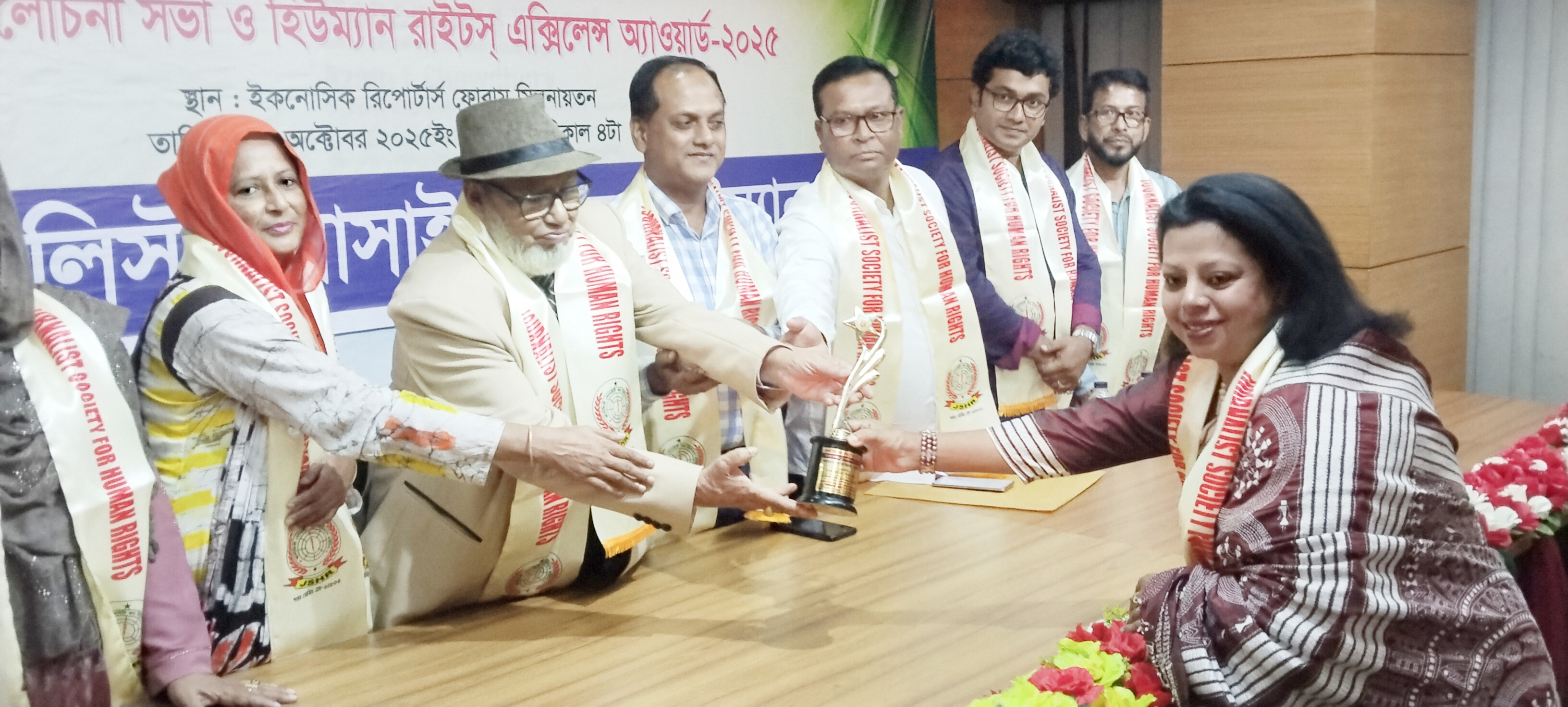 আন্তর্জাতিক মানবাধিকার অ্যাওয়ার্ড পেলেন লায়ন সানজিদা খানম