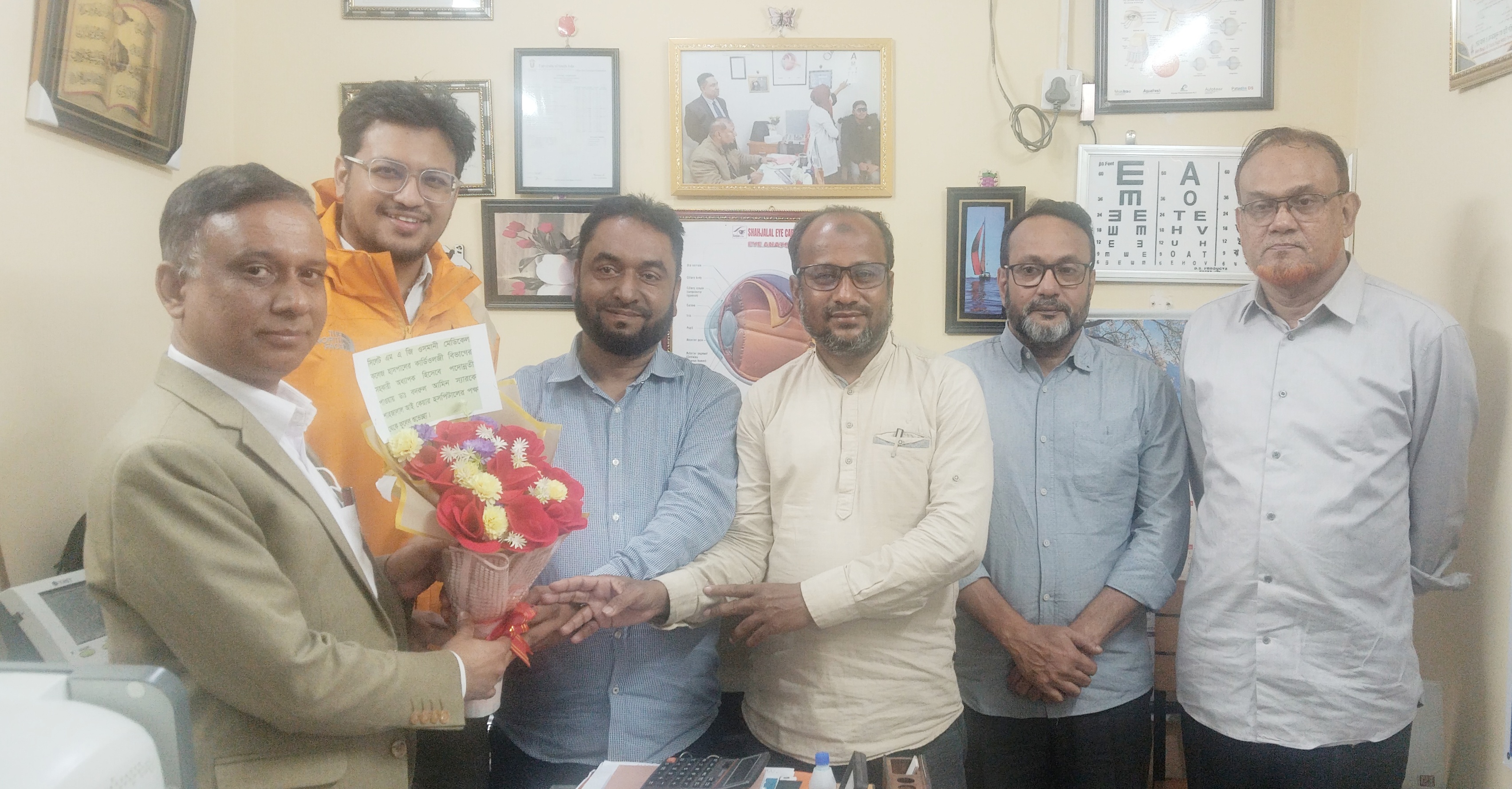 সহকারী অধ্যাপক পদে পদোন্নতি পাওয়ায় হৃদরোগ বিশেষজ্ঞ ডাঃ বদরুল আমিনকে ফুলেল শুভেচ্ছা