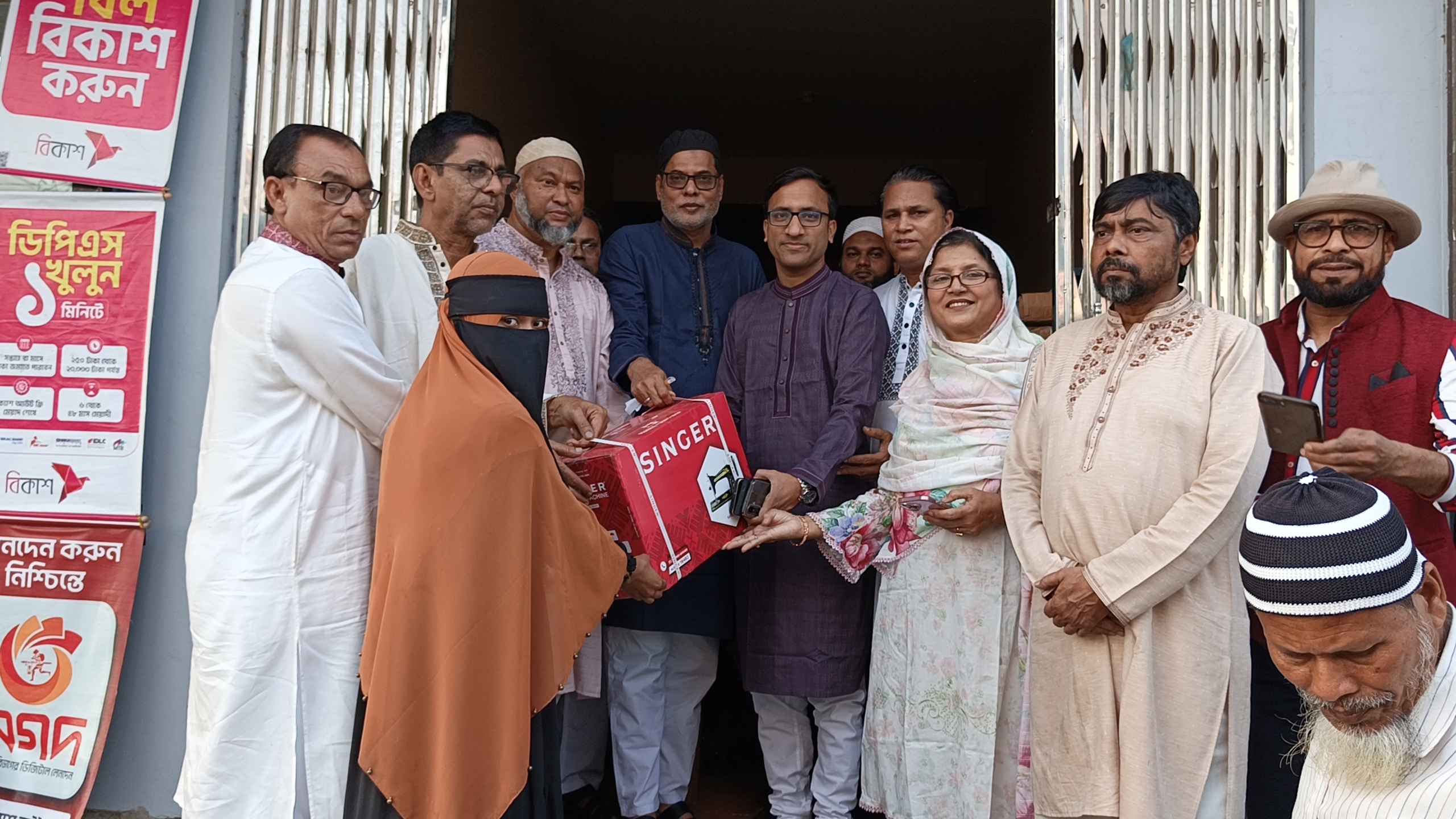 সিলেটস্হ নবীগঞ্জ কল্যাণ সমিতির উদ্যোগে ৫৫ নারীর মাঝে সেলাই মেশিন বিতরণ