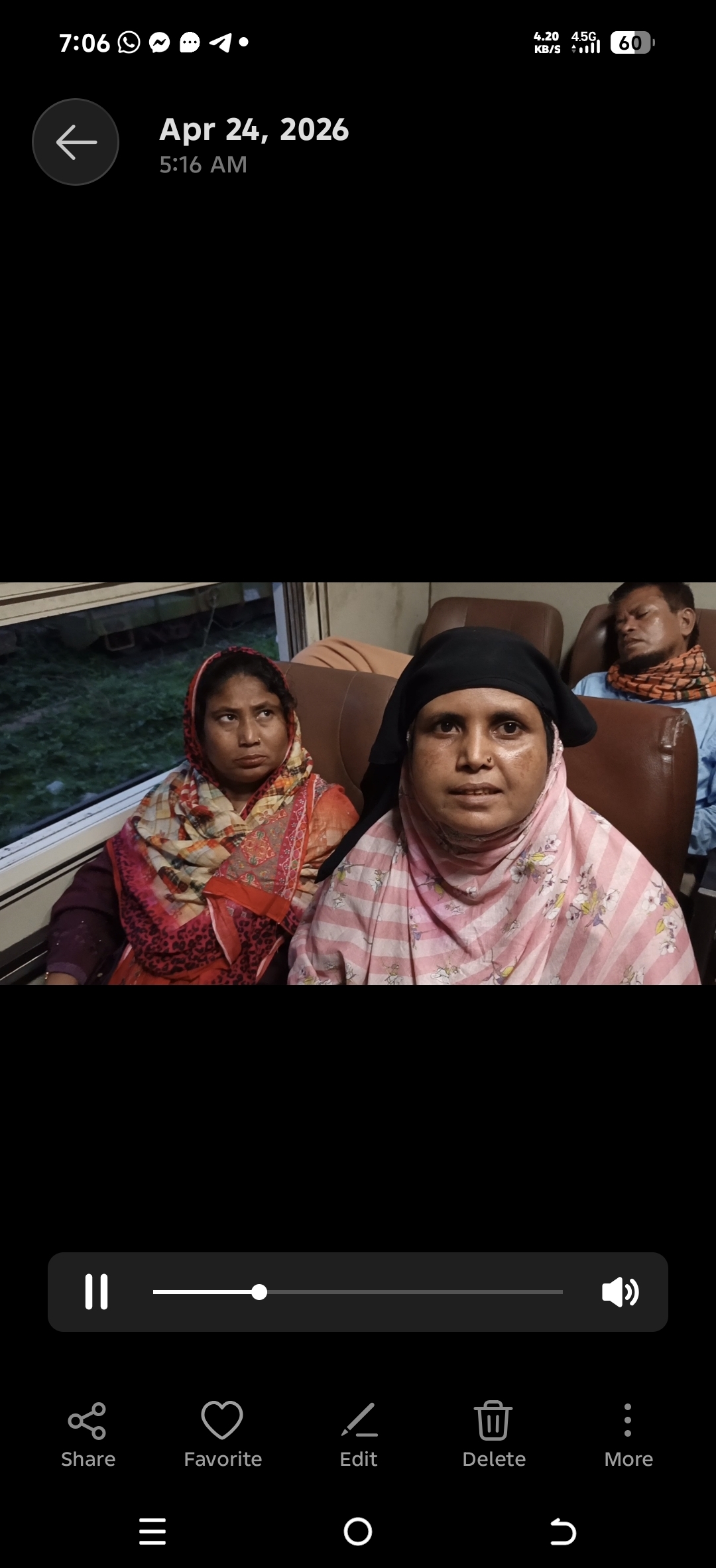 চলন্ত ট্রেন থেকে নারীর ব্যাগ ছিনতাই